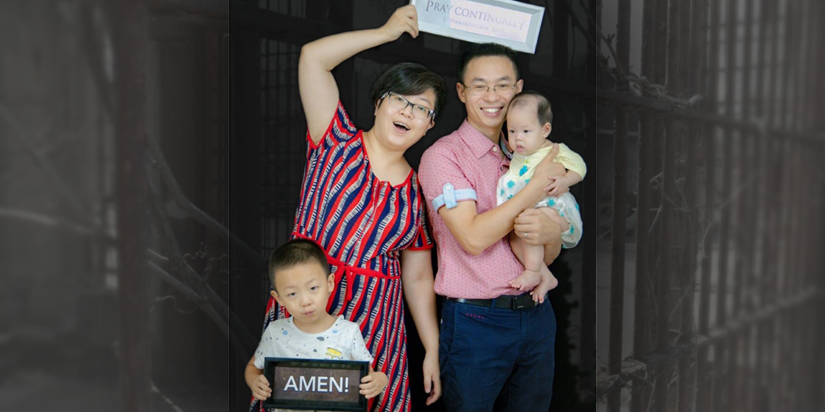 Qin Defu, wife, two children Qin Defu, wife, two children - Photo: Facebook / Pray for Early Rain Covenant Church