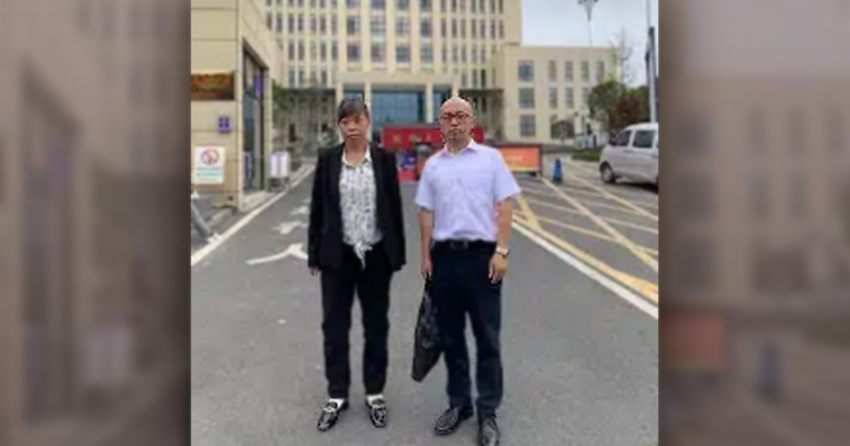 Chang Hao's wife and his lawyer are standing outside. Chang Hao's wife and his lawyer are standing outside.