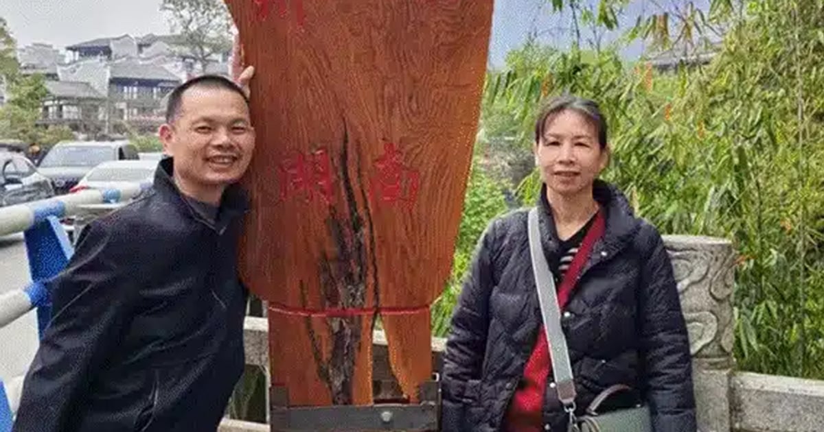 Chen Wensheng and his wife are standing together.