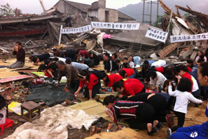Believers kneel in the rubble of their former place of worship. Believers kneel in the rubble of their former place of worship. - Photo: ChinaAid www.chinaaid.org