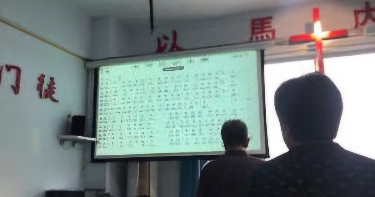 Believers are singing hymns at the Xuan'en Church. Believers are singing hymns at the Xuan'en Church.