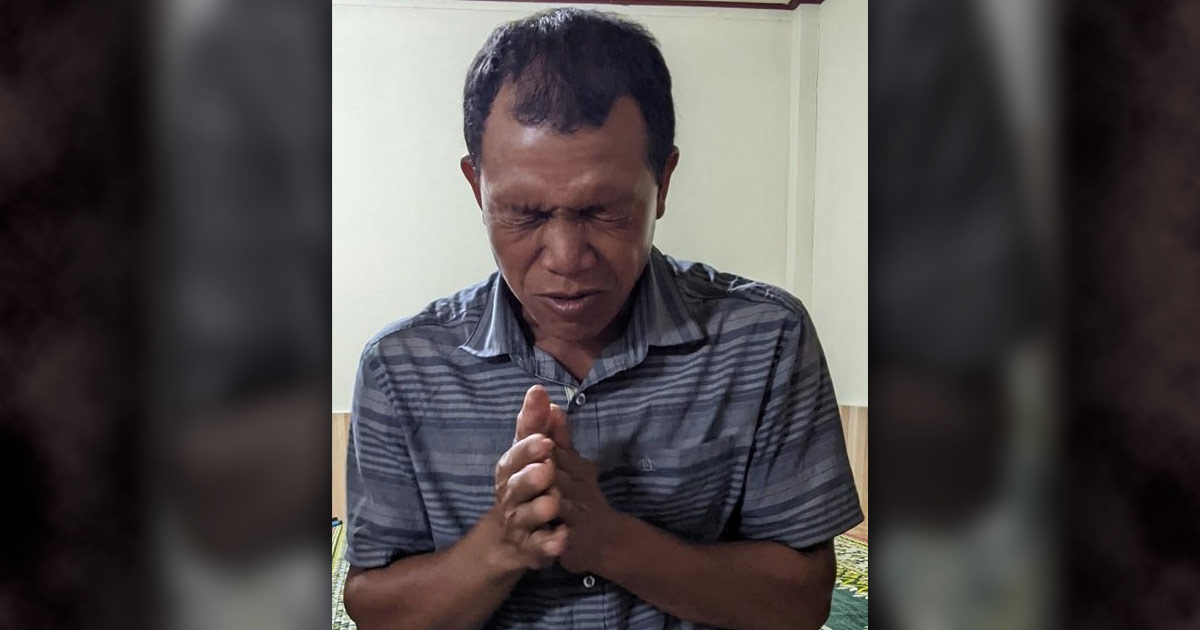 Sy Seng Manee praying Sy Seng Manee praying