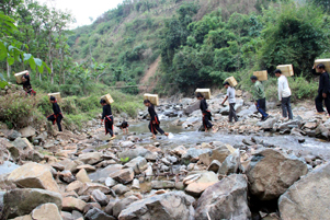Smugglers cross a stream Smugglers cross a stream