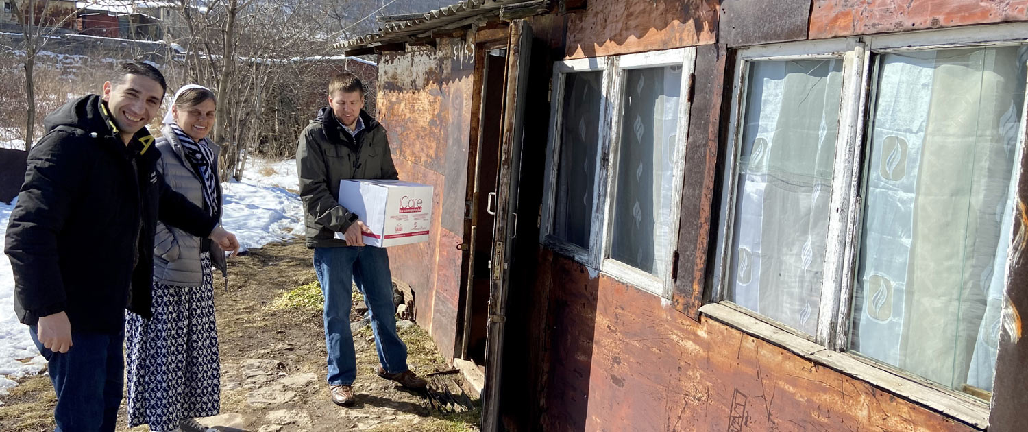 Azerbaijan - Delivering supplies for refugees Azerbaijan - Delivering supplies for refugees - Photo: VOMC