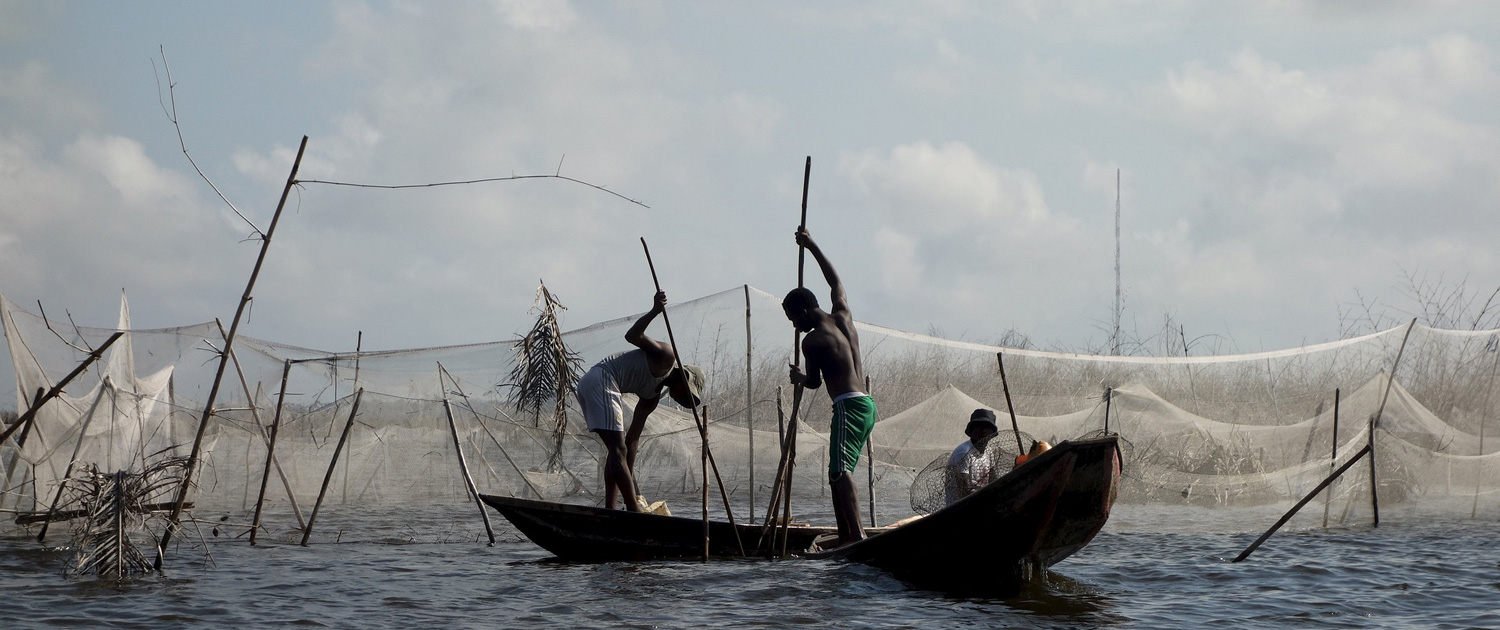 Benin - Men are standing or sitting in boats - Photo: Noemie_gi Benin - Men are standing or sitting in boats - Photo: Noemie_gi
