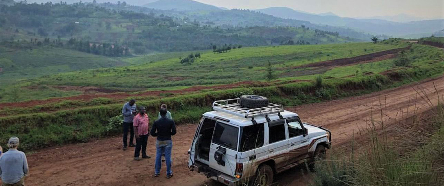 DRC - Some people have stopped on the side of the road in the hills. - Photo: Wikimedia/EdwinAlden.1995 DRC - Some people have stopped on the side of the road in the hills. - Photo: Wikimedia/EdwinAlden.1995