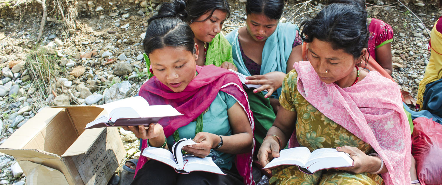 Nepal - Women looking at Bibles Nepal - Women looking at Bibles - Photo: VOMC