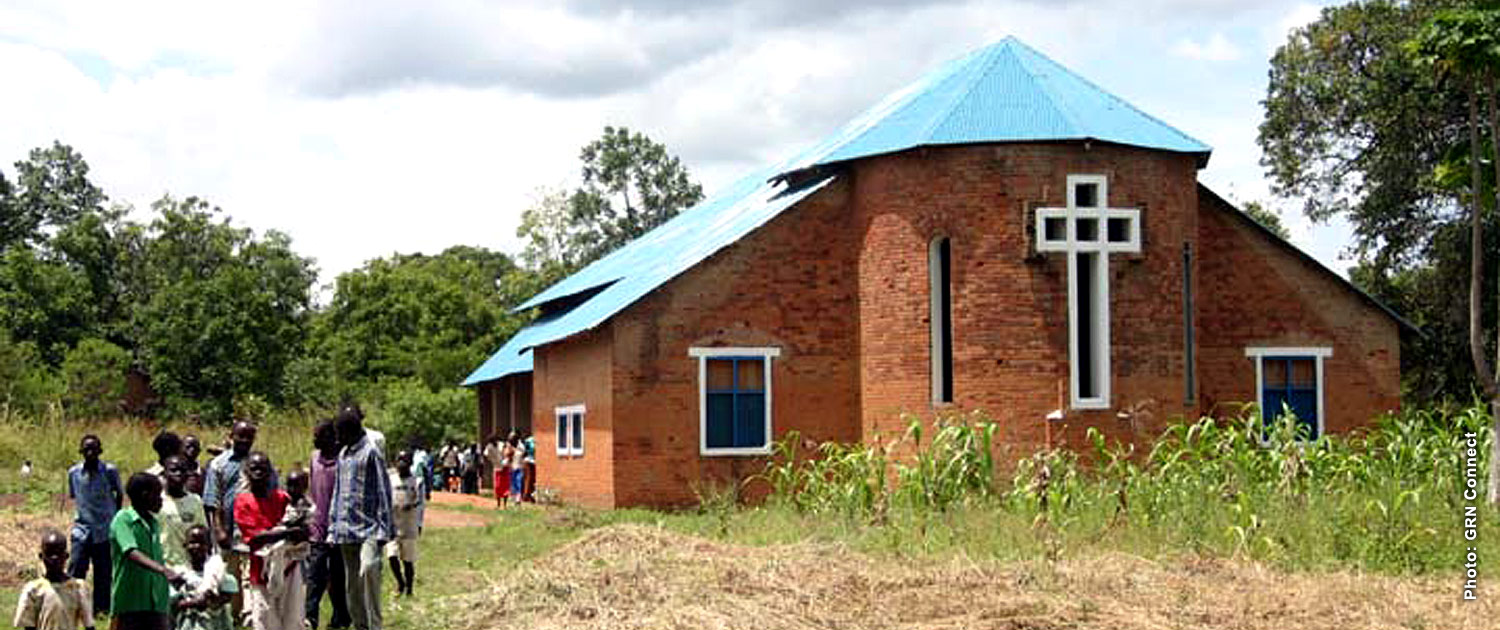 Sudan - Church with parishioners visiting outside - Photo: VOMK Sudan - Church with parishioners visiting outside - Photo: VOMK