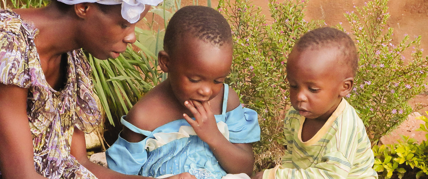 Uganda - Woman reading to children Uganda - Woman reading to children - Photo: VOMC